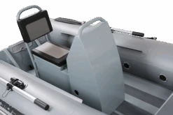 Quicksilver Jockey Konsole SU400 Grau 9 Quicksilver Jockey Konsole SU400 Grau -Boot Und Teile Quicksilver Inflatable jockeyseat console grey 1.png